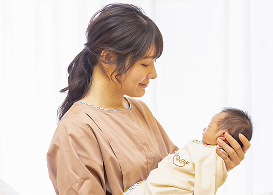 赤ちゃんを抱っこするお母さん