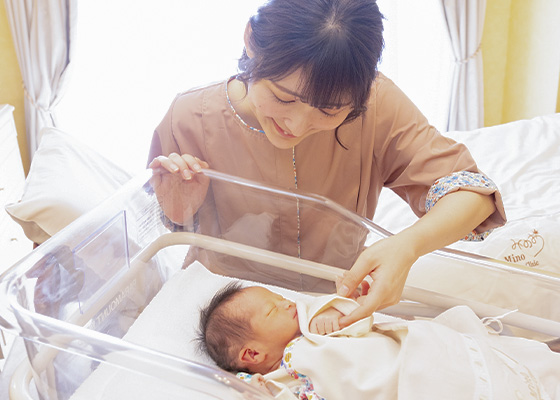 赤ちゃんと触れあうお母さん