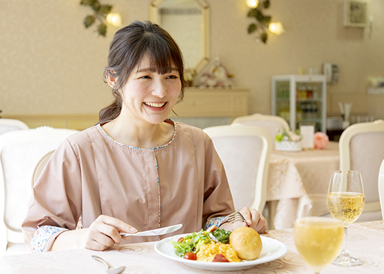 ランチを楽しむお母さん