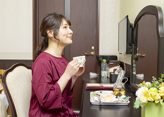 紅茶を堪能するお母さん