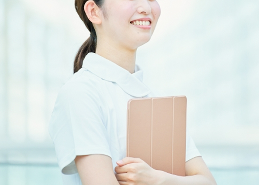未来を見つめる看護師