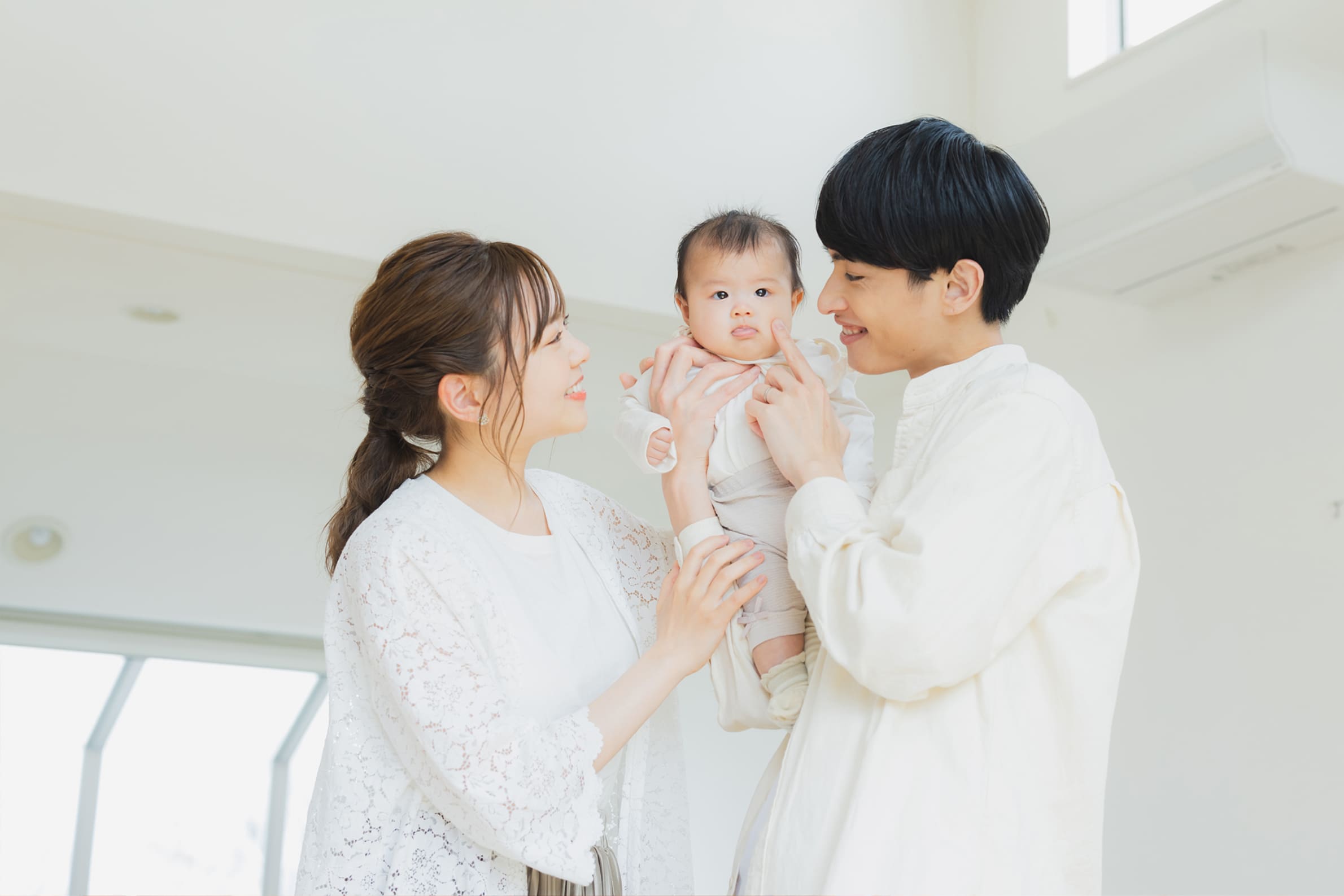 赤ちゃんを抱っこする夫婦
