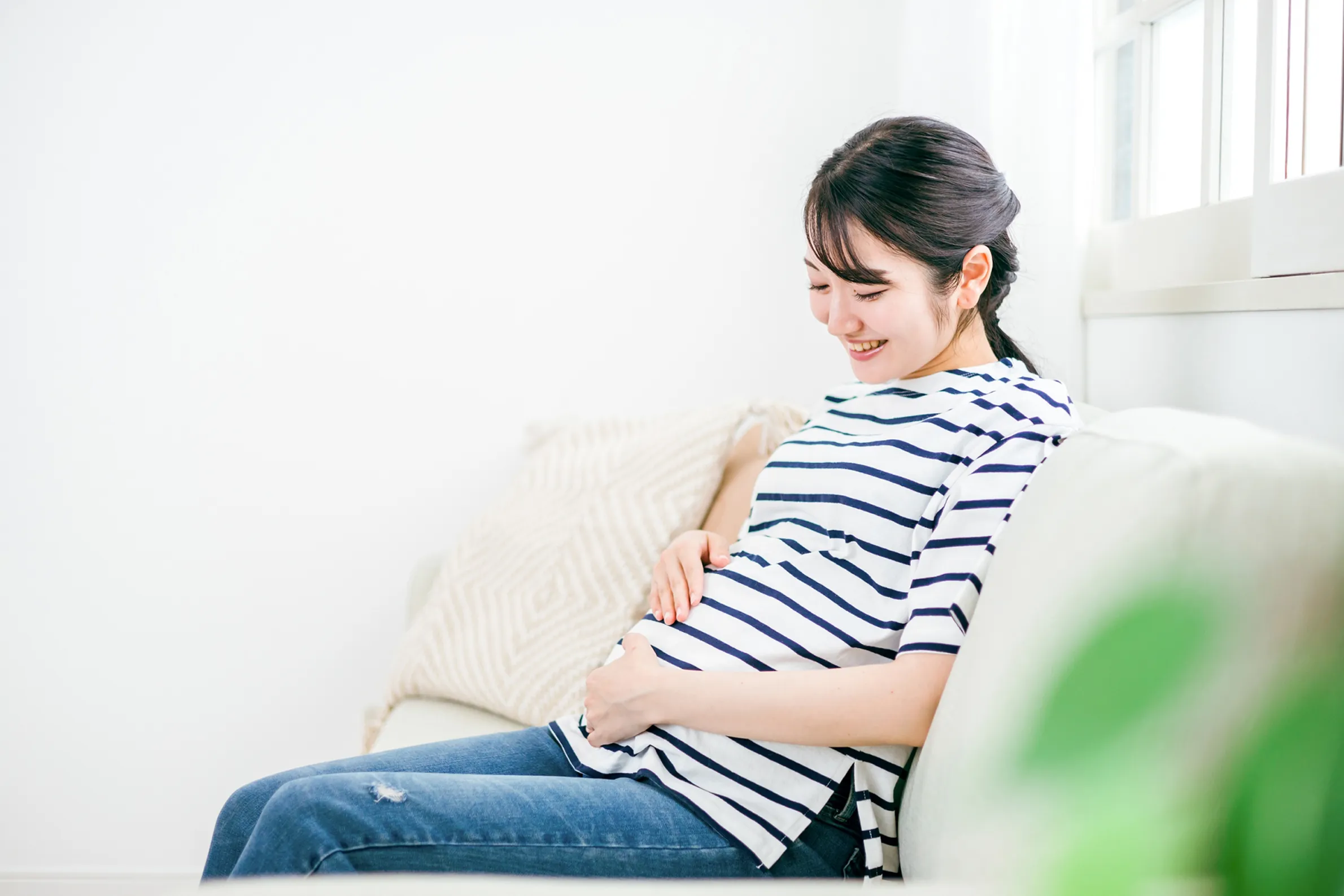 お腹をさする妊婦