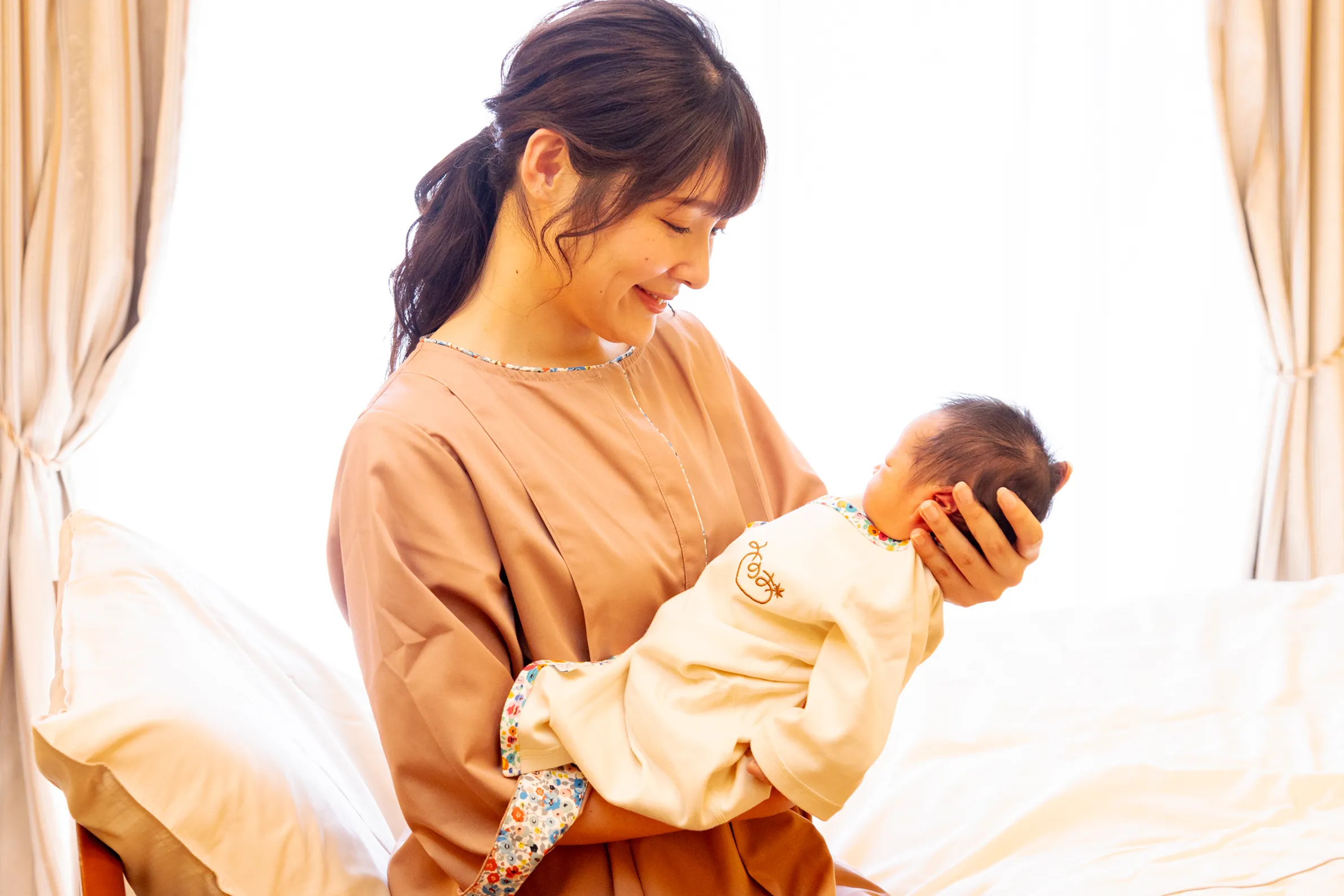 赤ちゃんを抱っこするお母さん