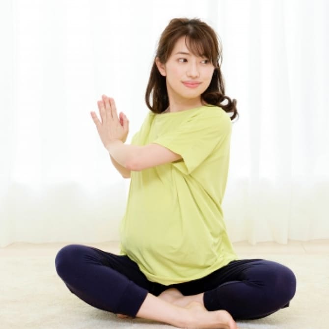 ヨガをする妊婦